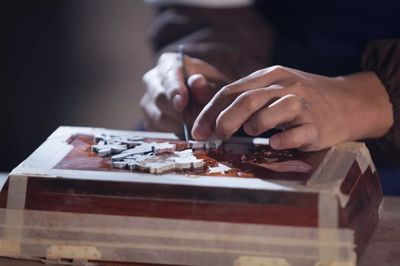 他放棄海外的安逸生活，只為繼承這點石成金的鑲嵌技藝